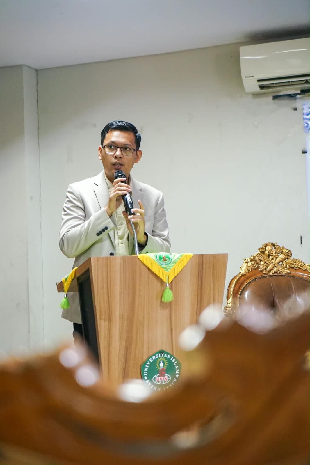 Narasumber menyampaikan materi