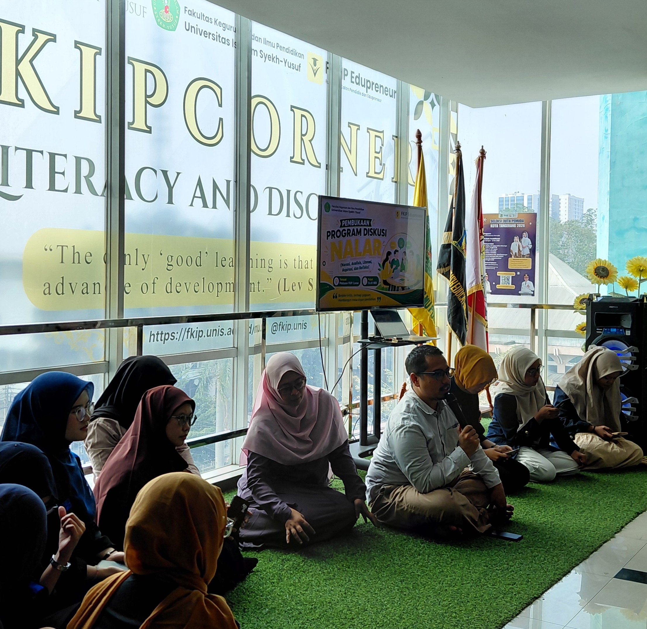 Interaksi peserta dalam Program NALAR FKIP UNIS