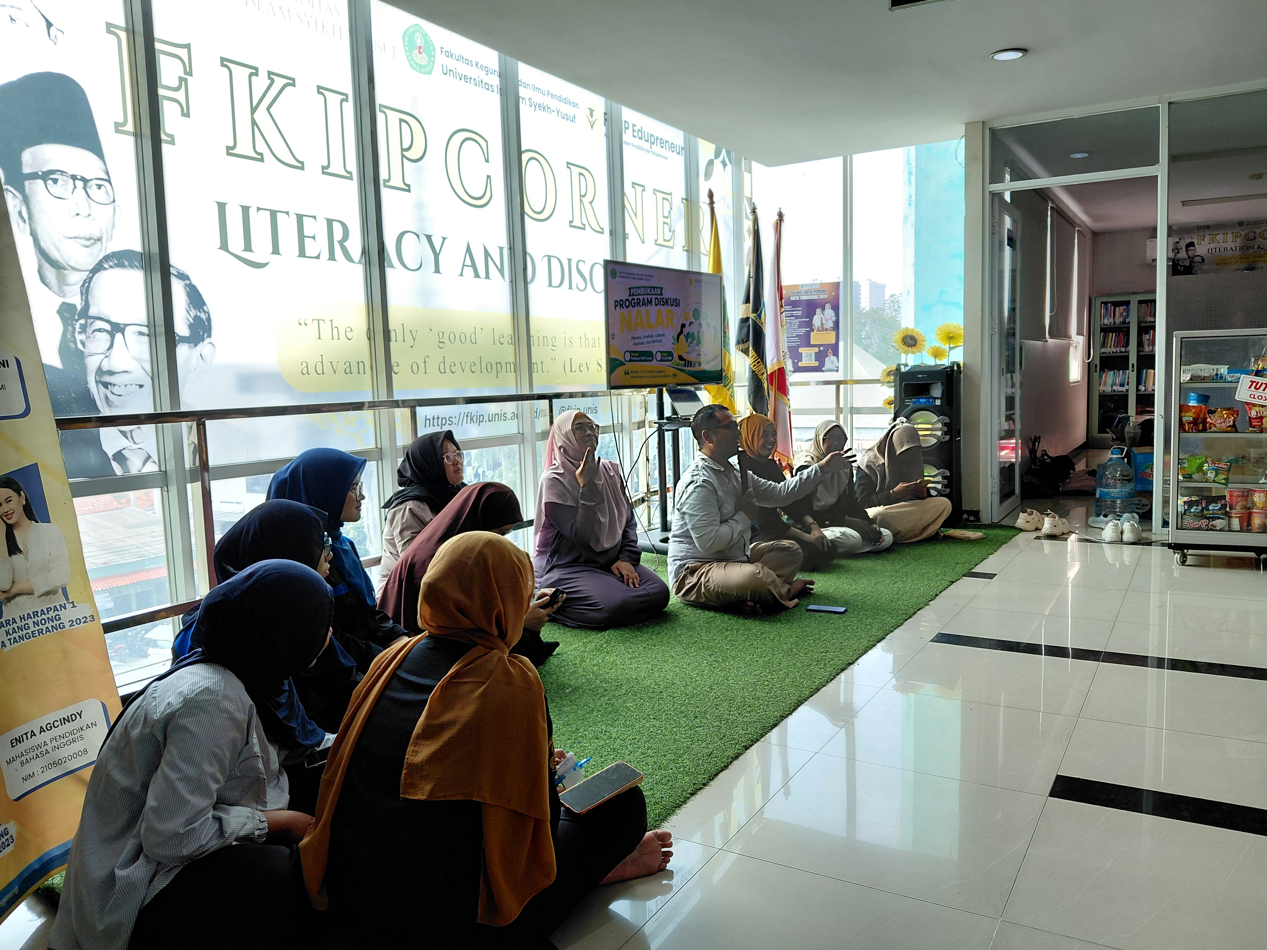 Suasana diskusi dalam pembukaan Program NALAR FKIP UNIS