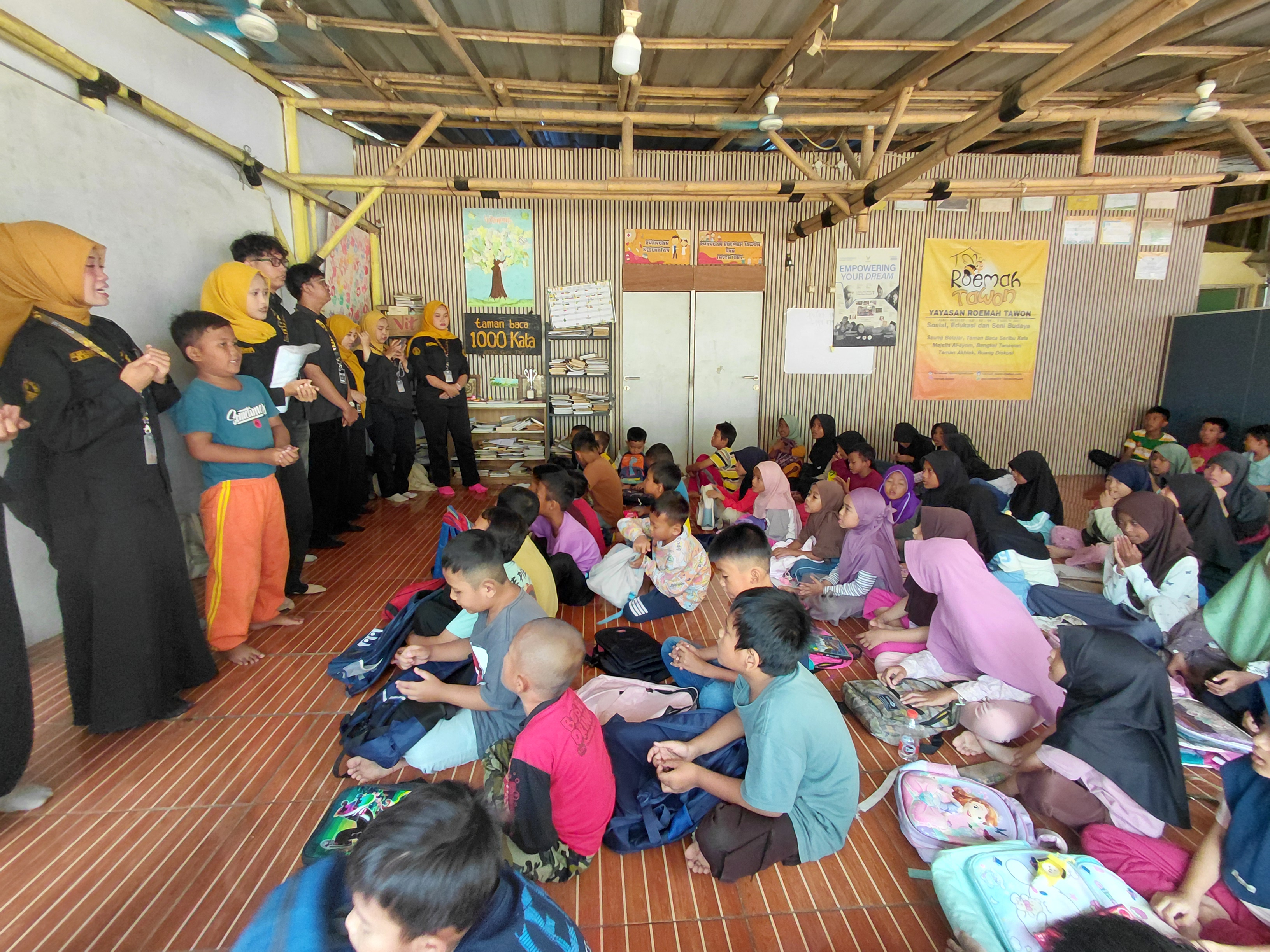 Mahasiswa BEM FKIP UNIS berinteraksi bersama anak-anak Roemah Tawon