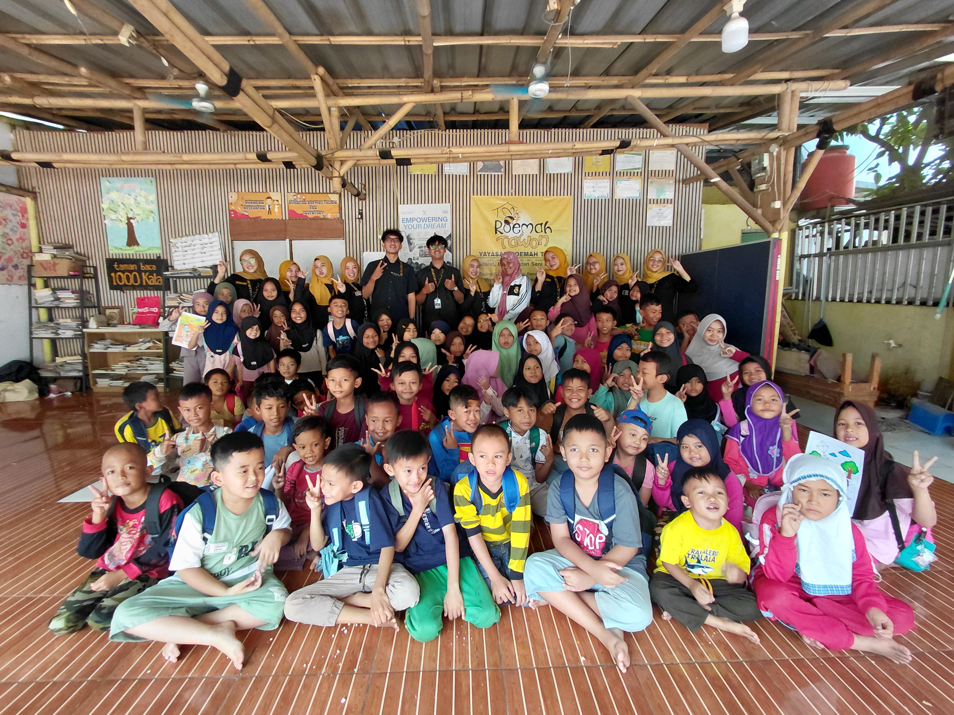 BEM FKIP UNIS bersama anak-anak Roemah Tawon dalam kegiatan literasi dan kreativitas