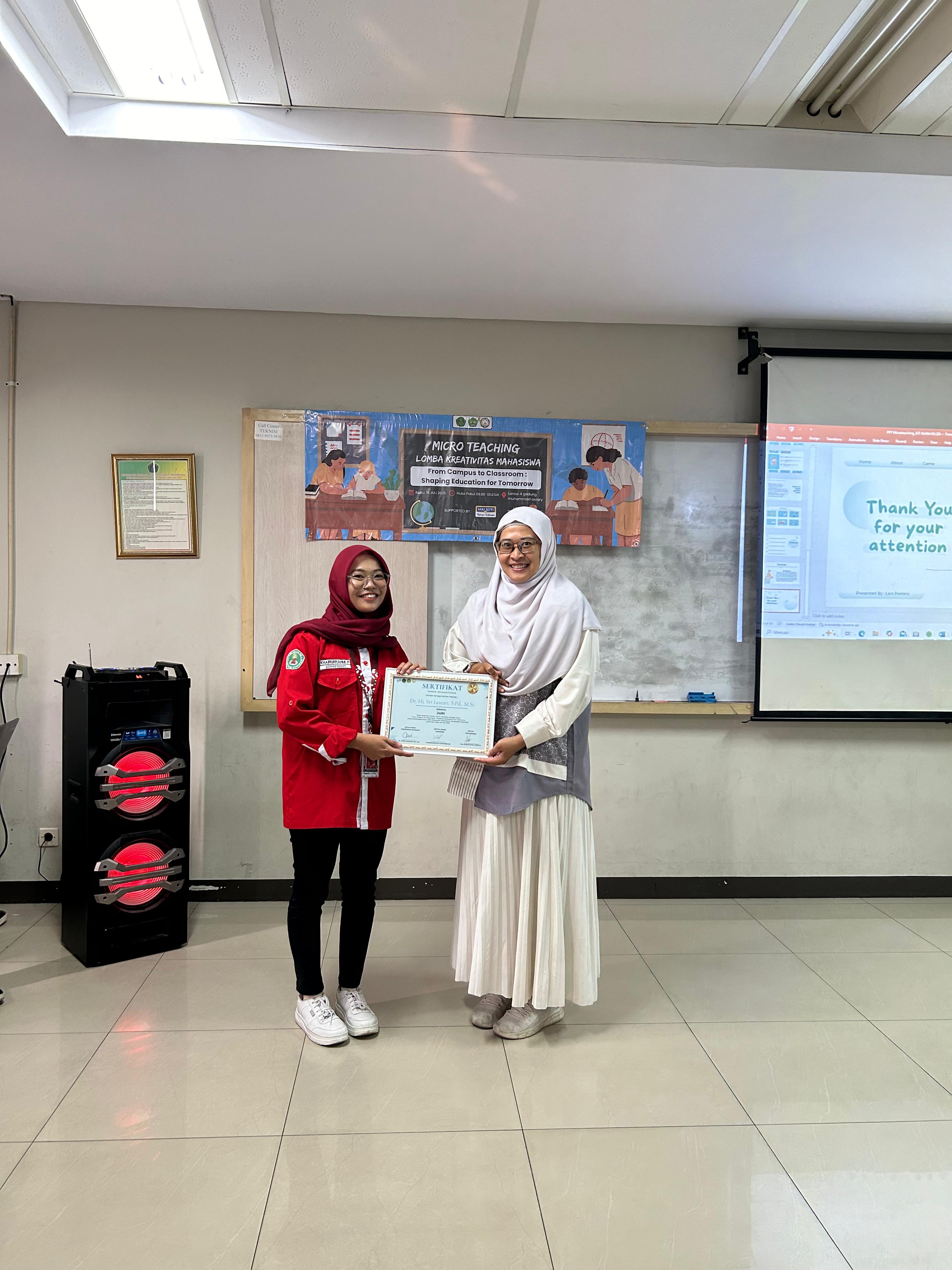 Penyerahan sertifikat kepada peserta Lomba Micro Teaching HIMADIMI FKIP UNIS