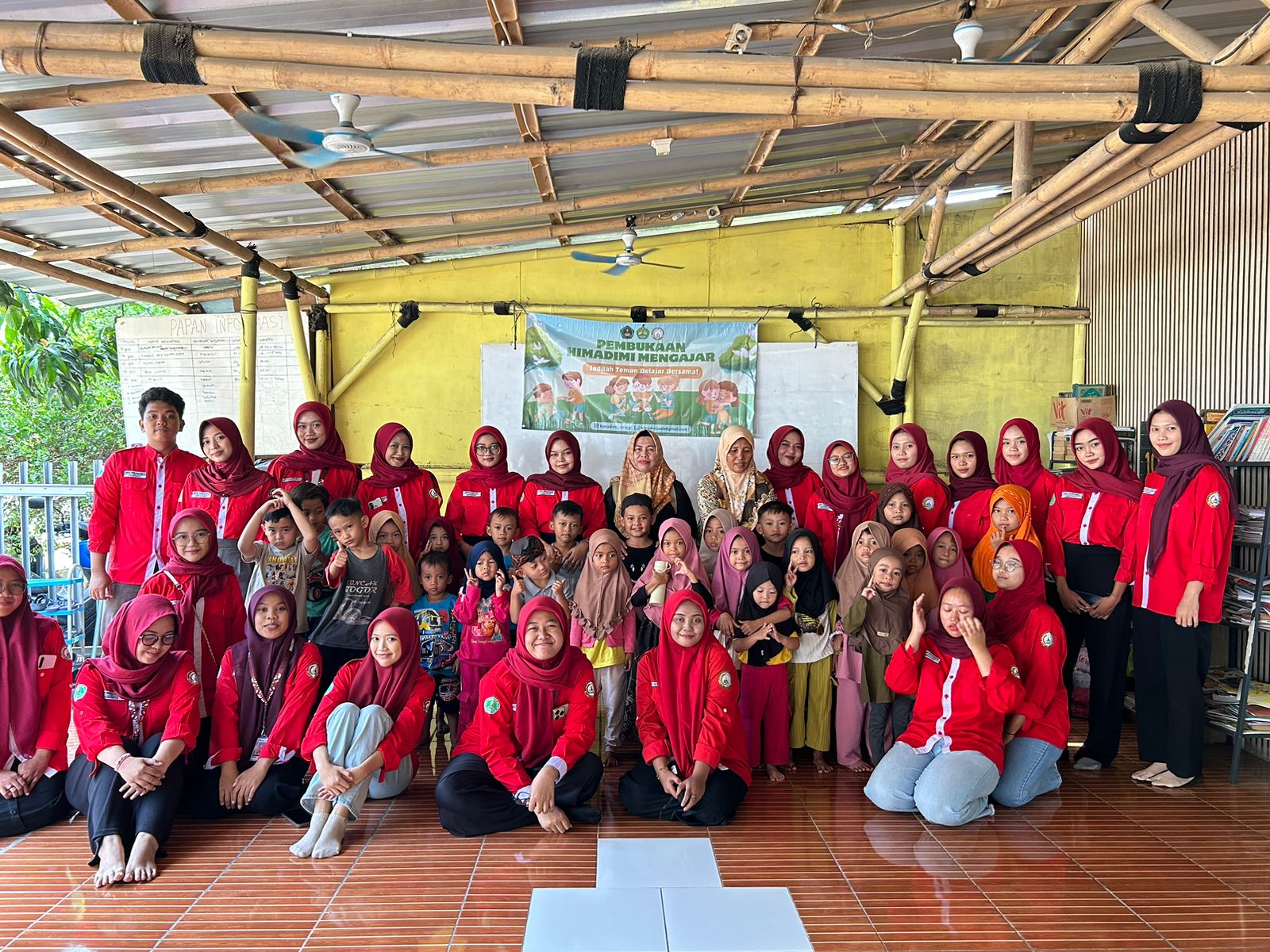 Mahasiswa HIMADIMI FKIP UNIS bersama anak-anak Roemah Tawon
