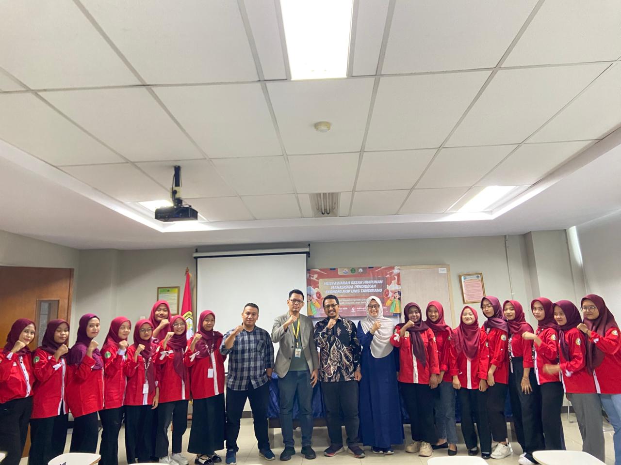 Kebersamaan mahasiswa HIMADIMI FKIP UNIS dalam MUBES 2026