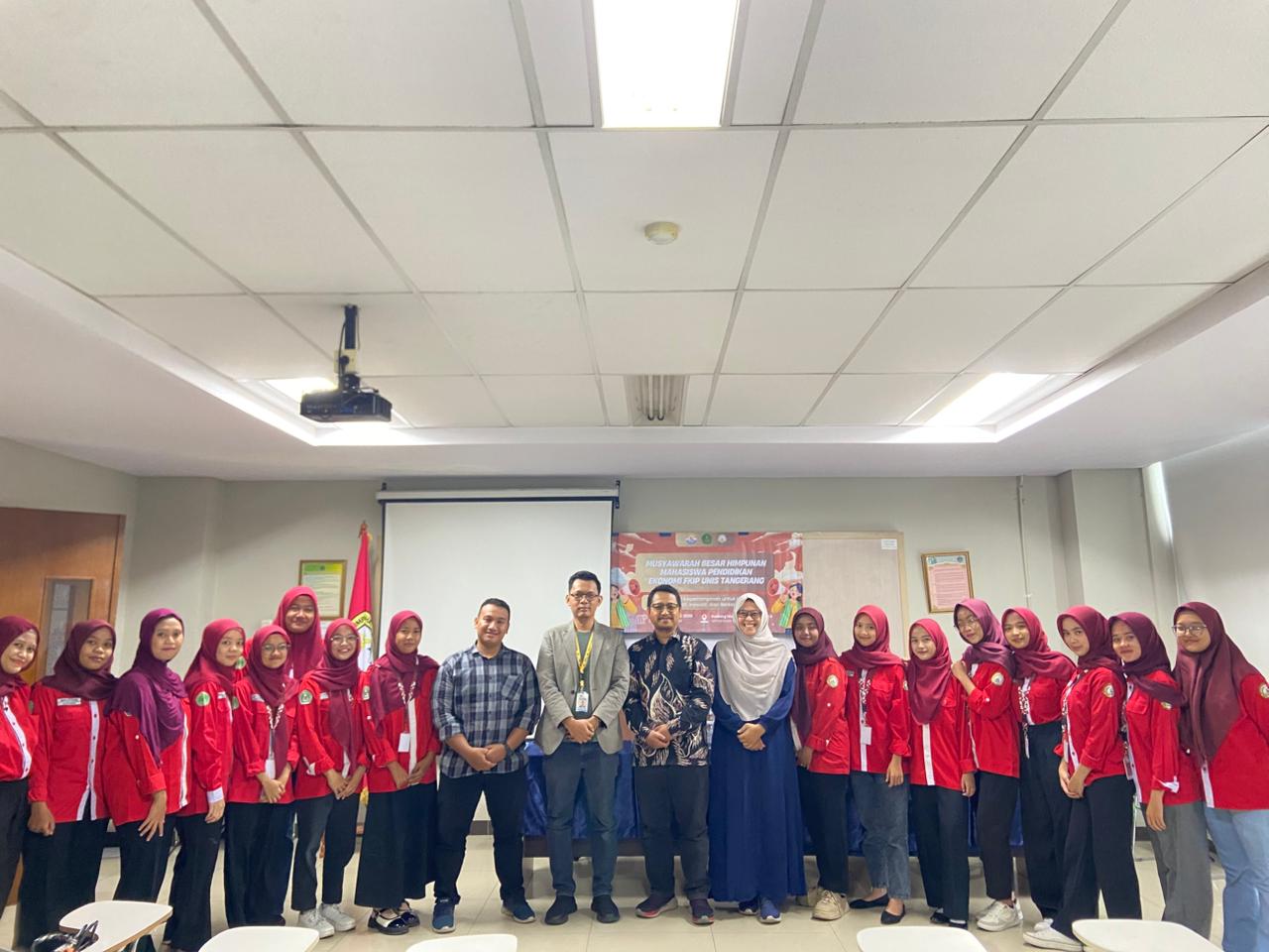 Mahasiswa HIMADIMI FKIP UNIS bersama dalam kegiatan organisasi