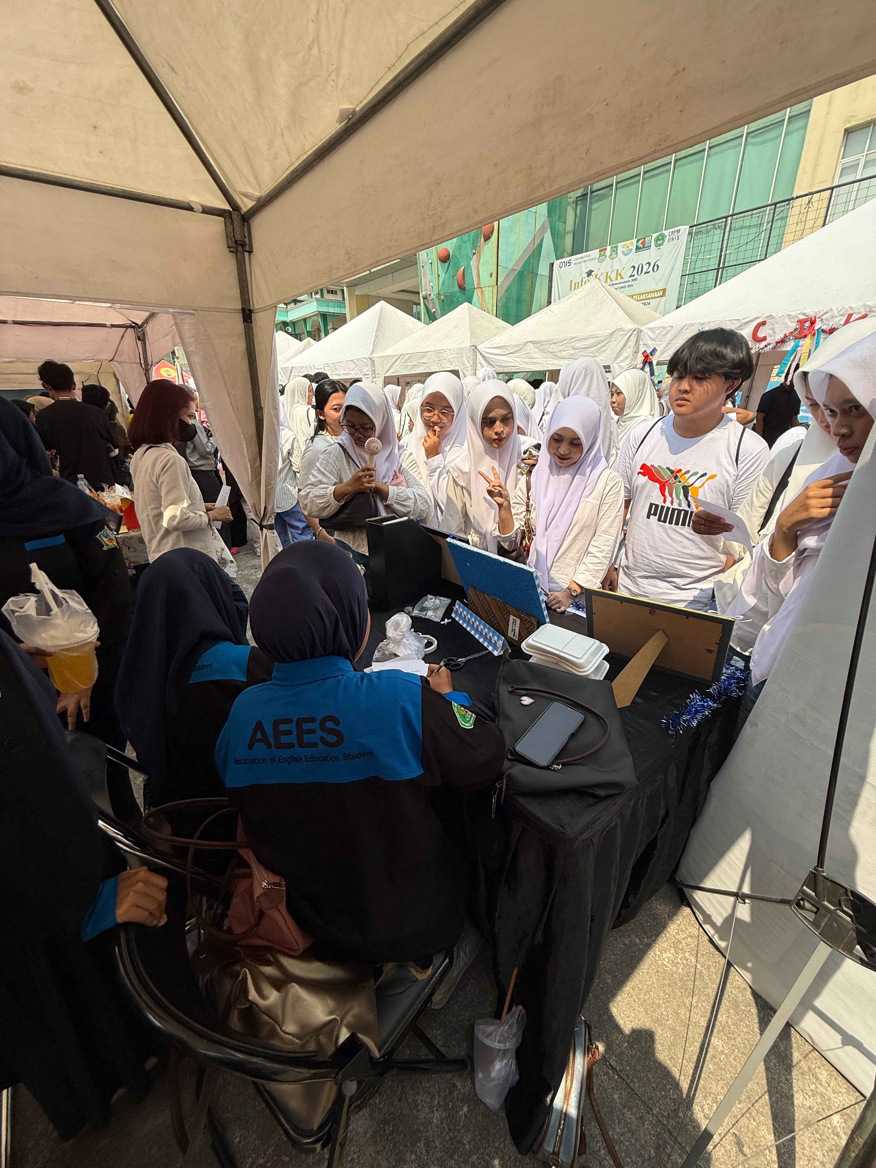 Interaksi mahasiswa AEES dengan pengunjung UNIS Connect 2026