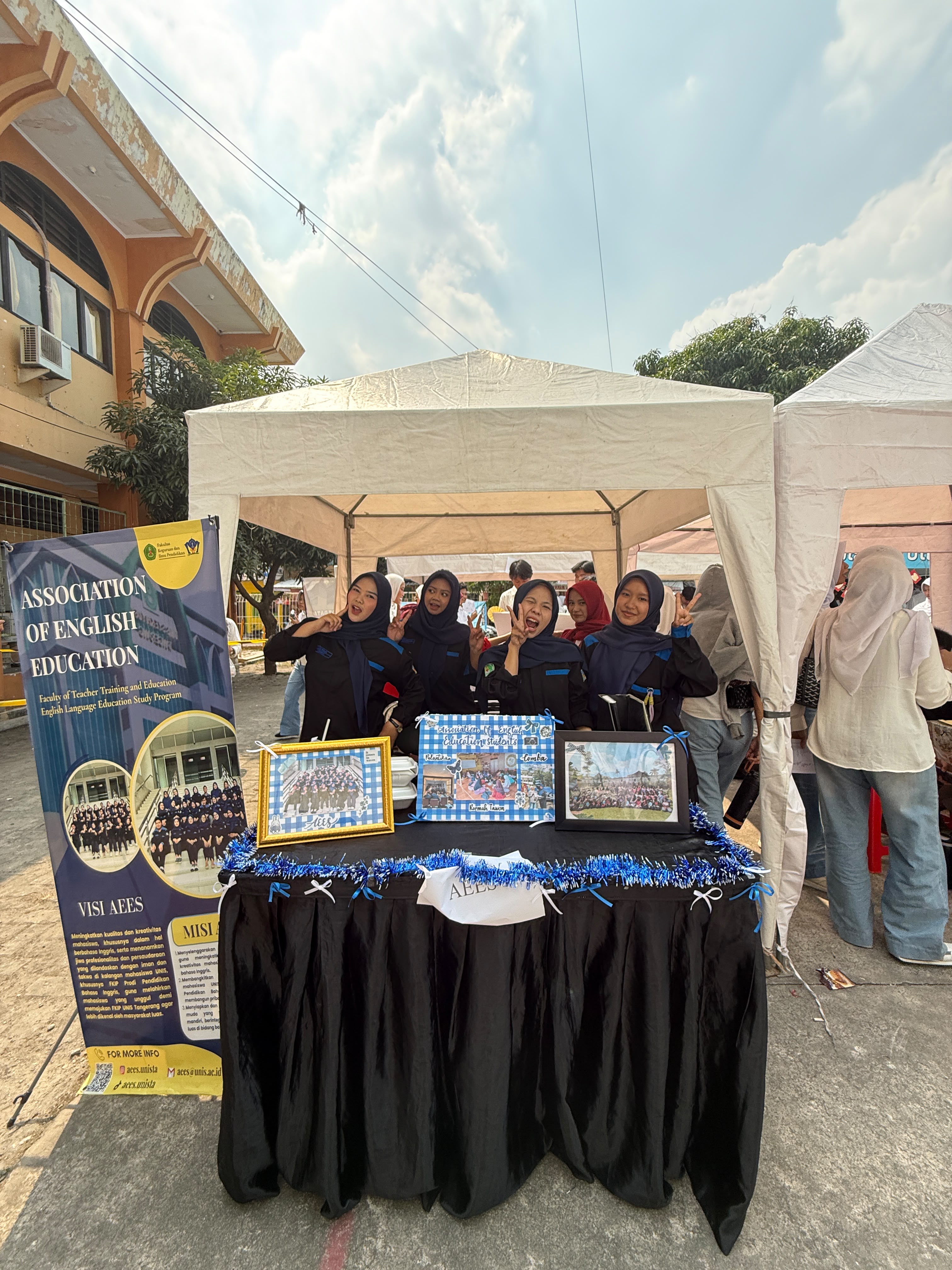 Mahasiswa AEES FKIP UNIS bersama pengunjung UNIS Connect 2026