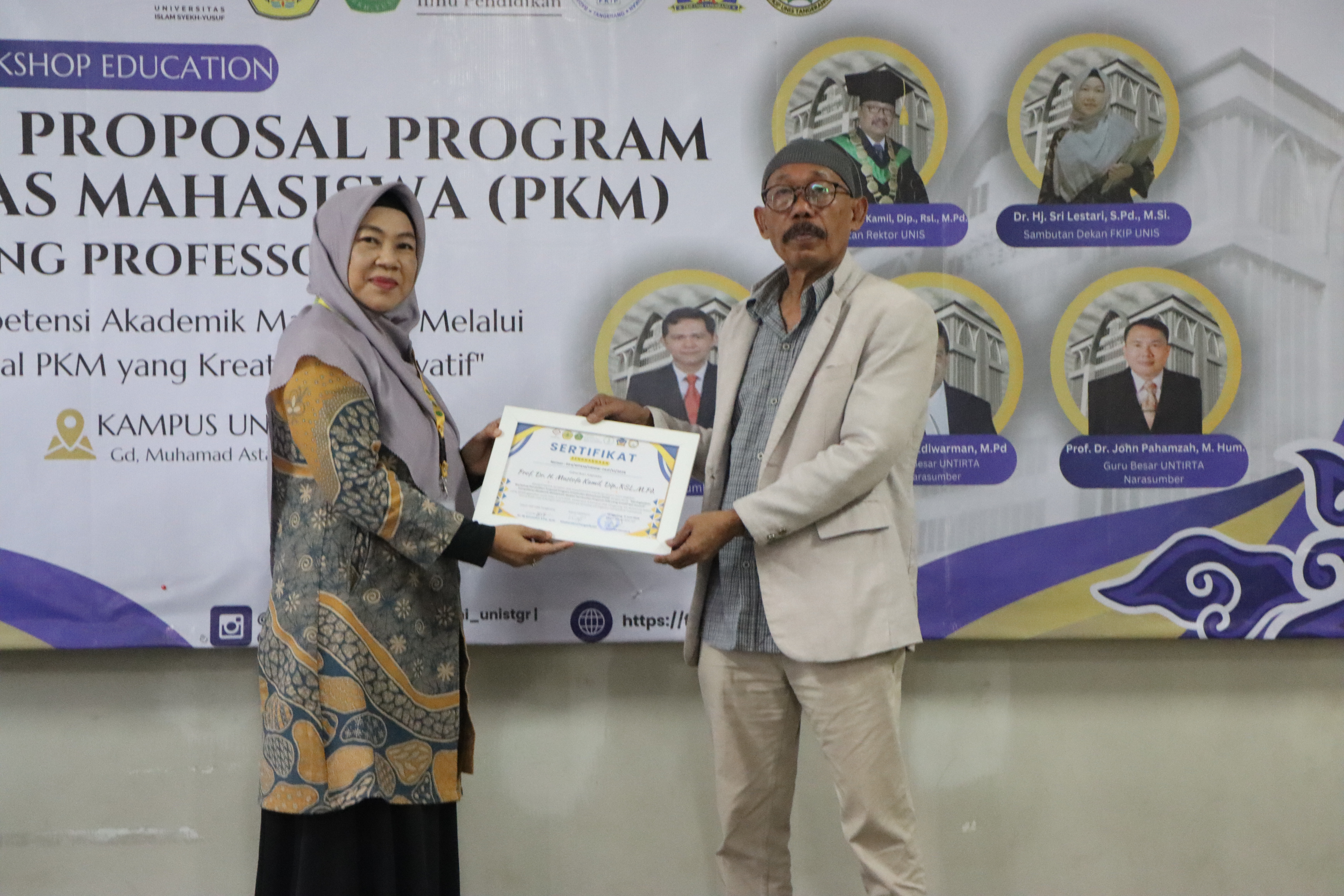 Penyerahan cinderamata dalam Workshop Education FKIP UNIS