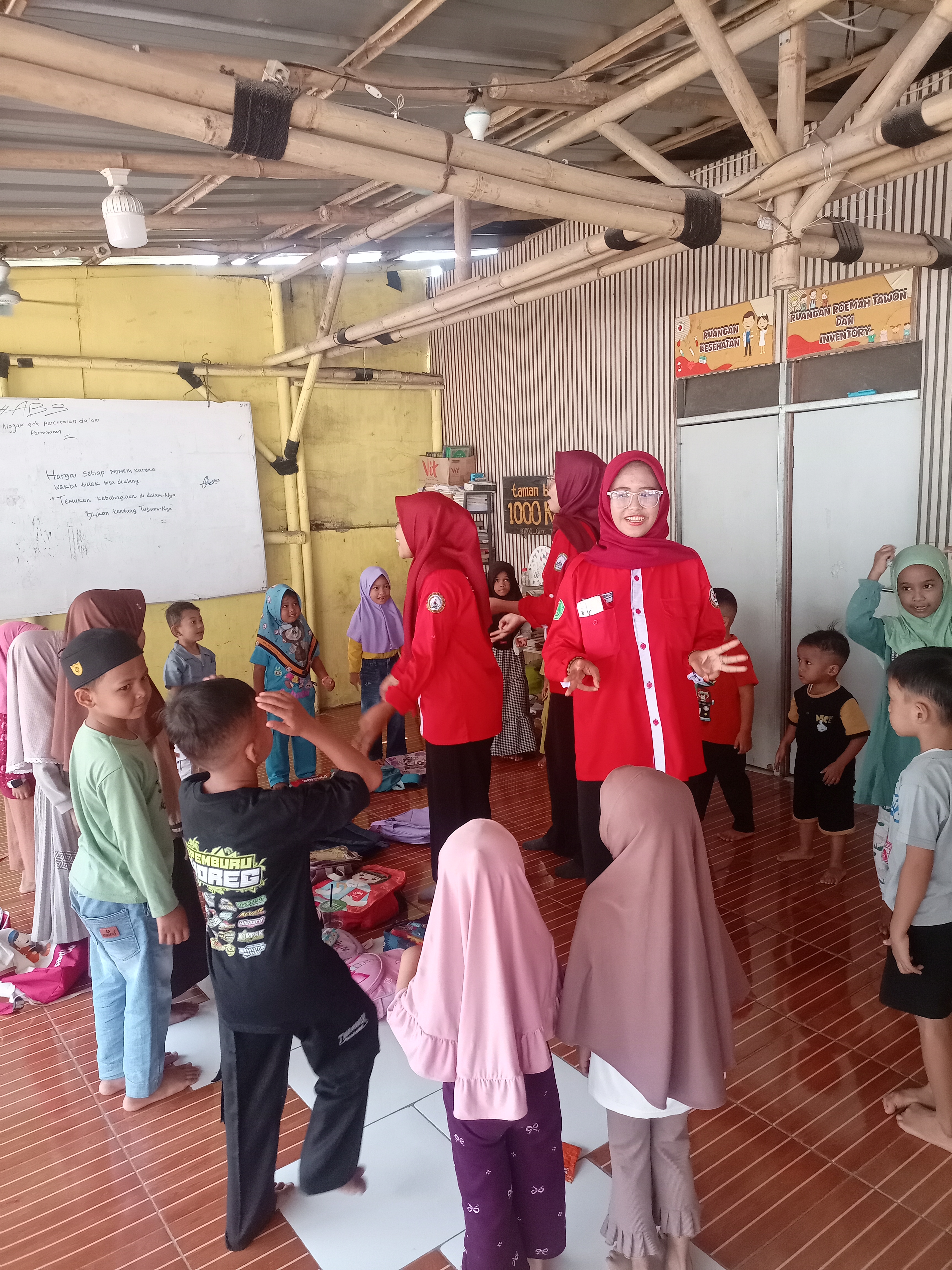Kegiatan HIMADIMI FKIP UNIS bersama anak-anak Roemah Tawon