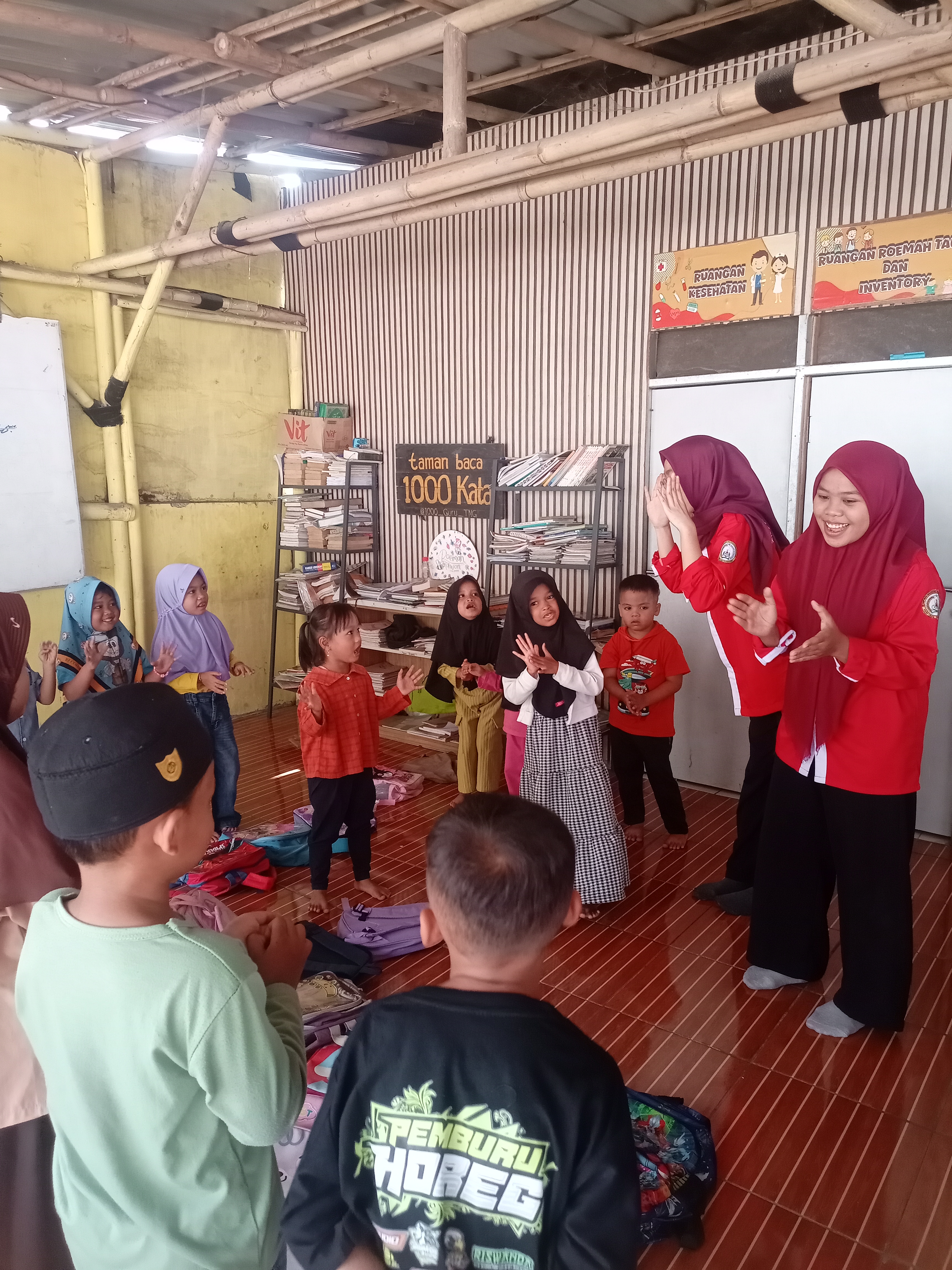 Mahasiswa HIMADIMI FKIP UNIS melaksanakan kegiatan mengajar di Roemah Tawon