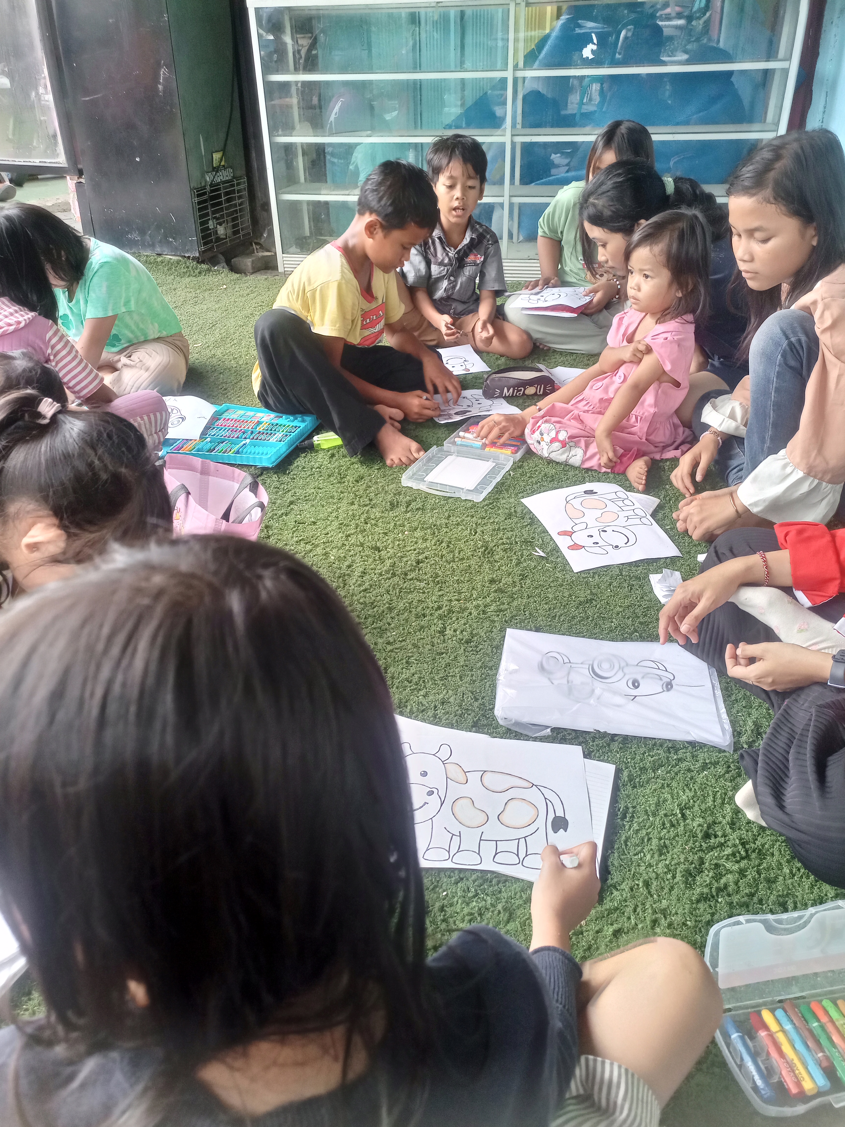 Mahasiswa HIMADIMI FKIP UNIS mendampingi anak-anak Roemah Tawon