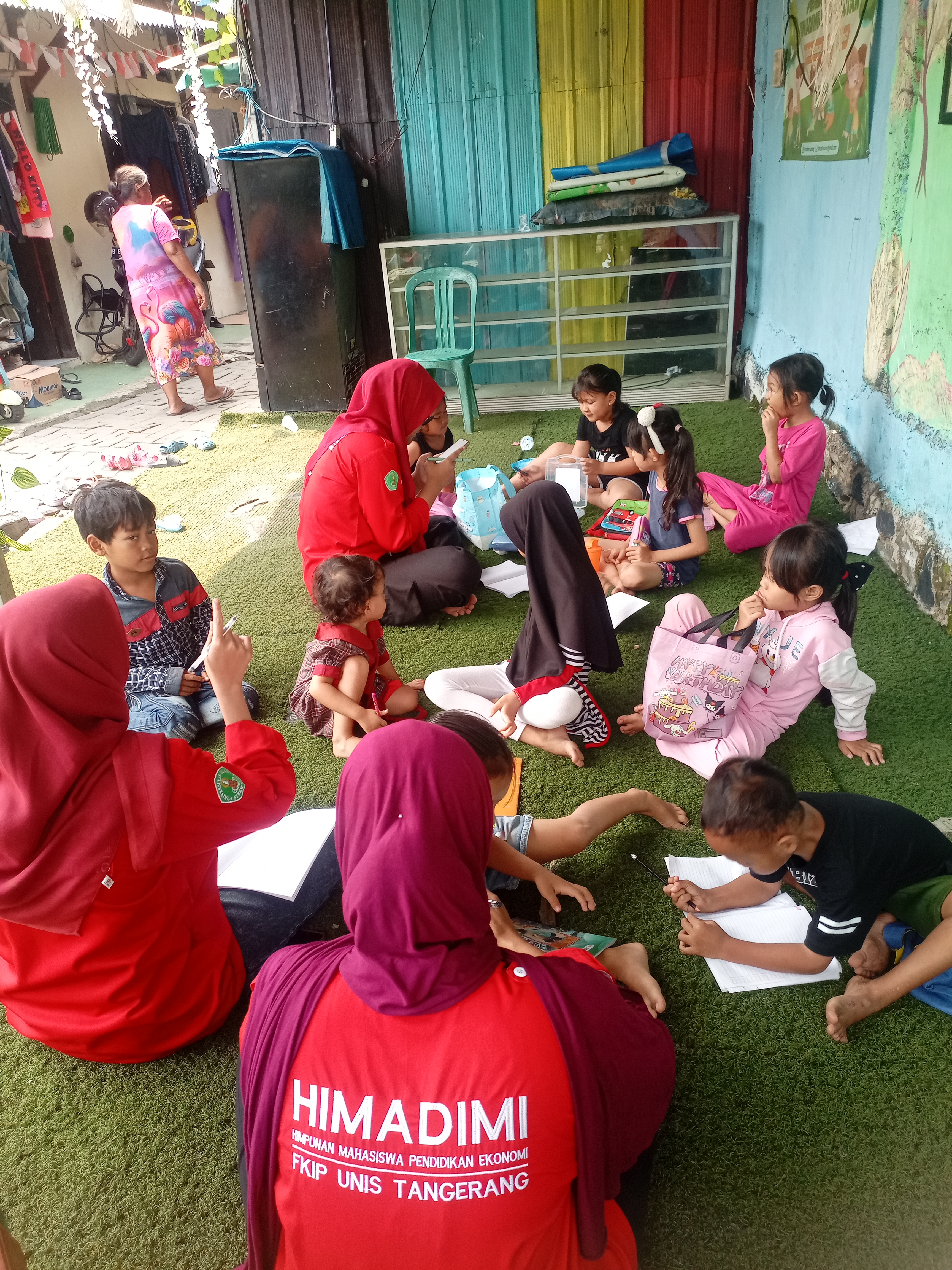 Kegiatan pendidikan HIMADIMI FKIP UNIS di Roemah Tawon