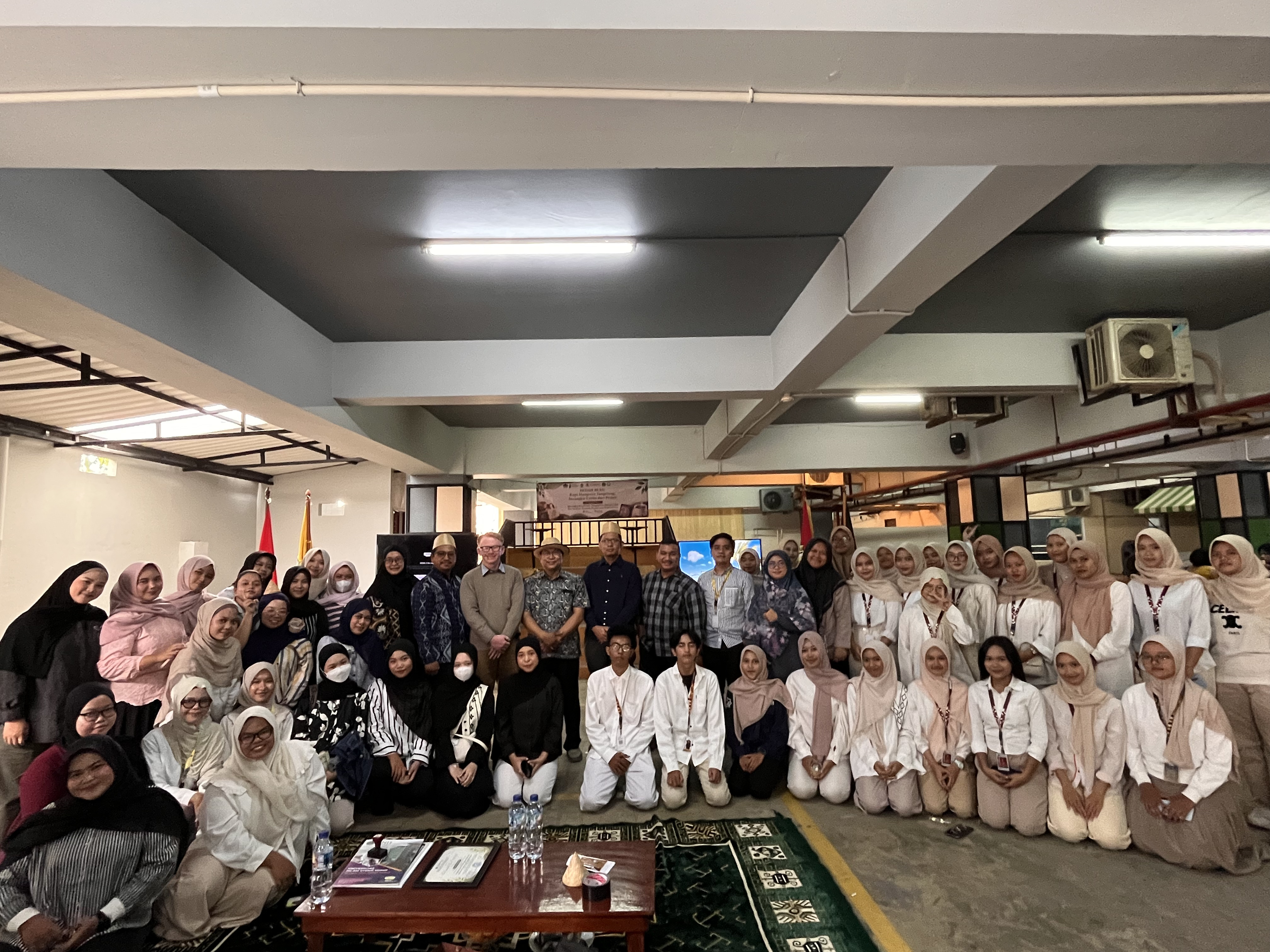 Foto bersama peserta dan praktisi kegiatan Praktisi Mengajar FKIP UNIS