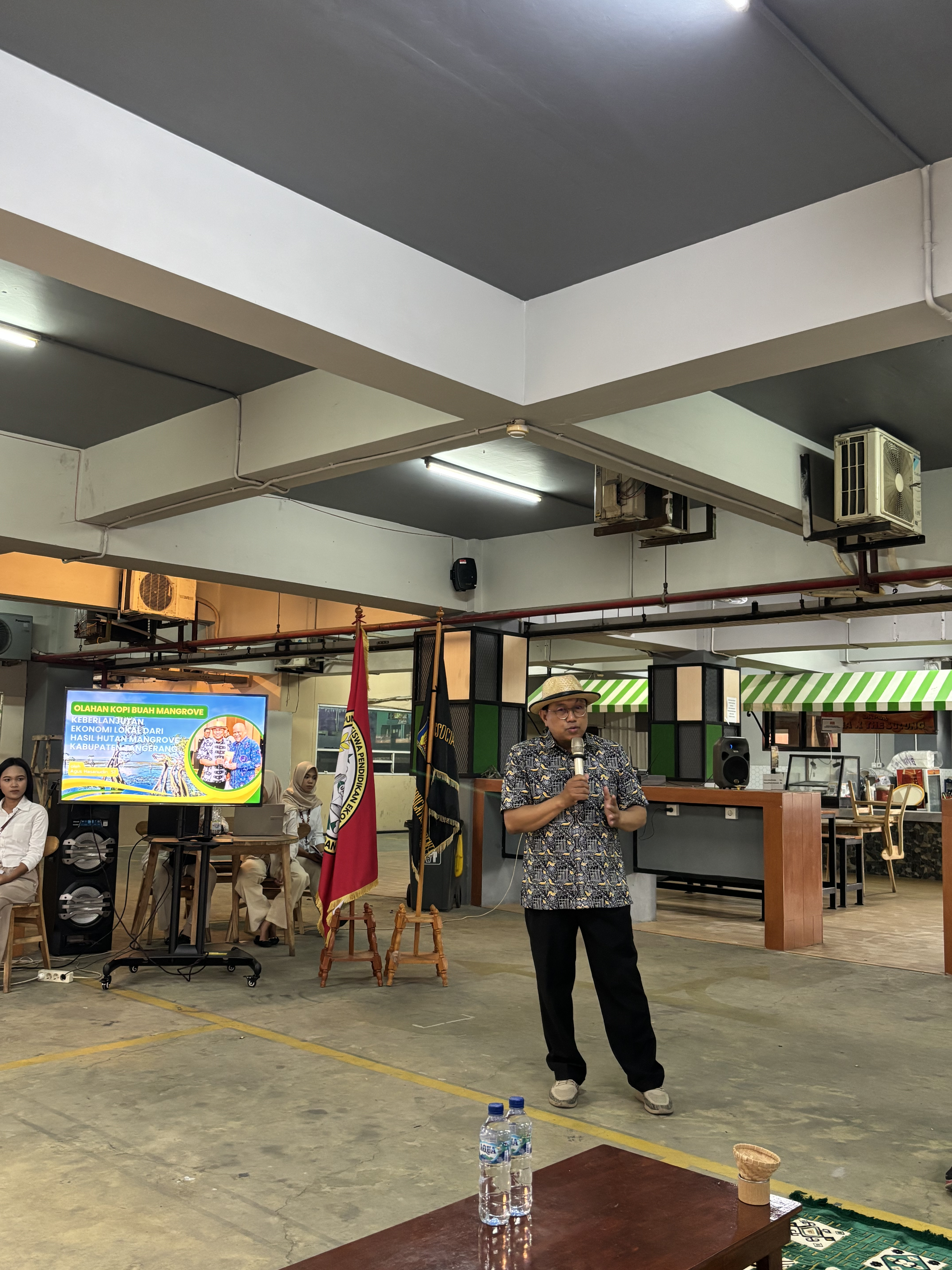 Agus Hasanudin menyampaikan materi Praktisi Mengajar FKIP UNIS