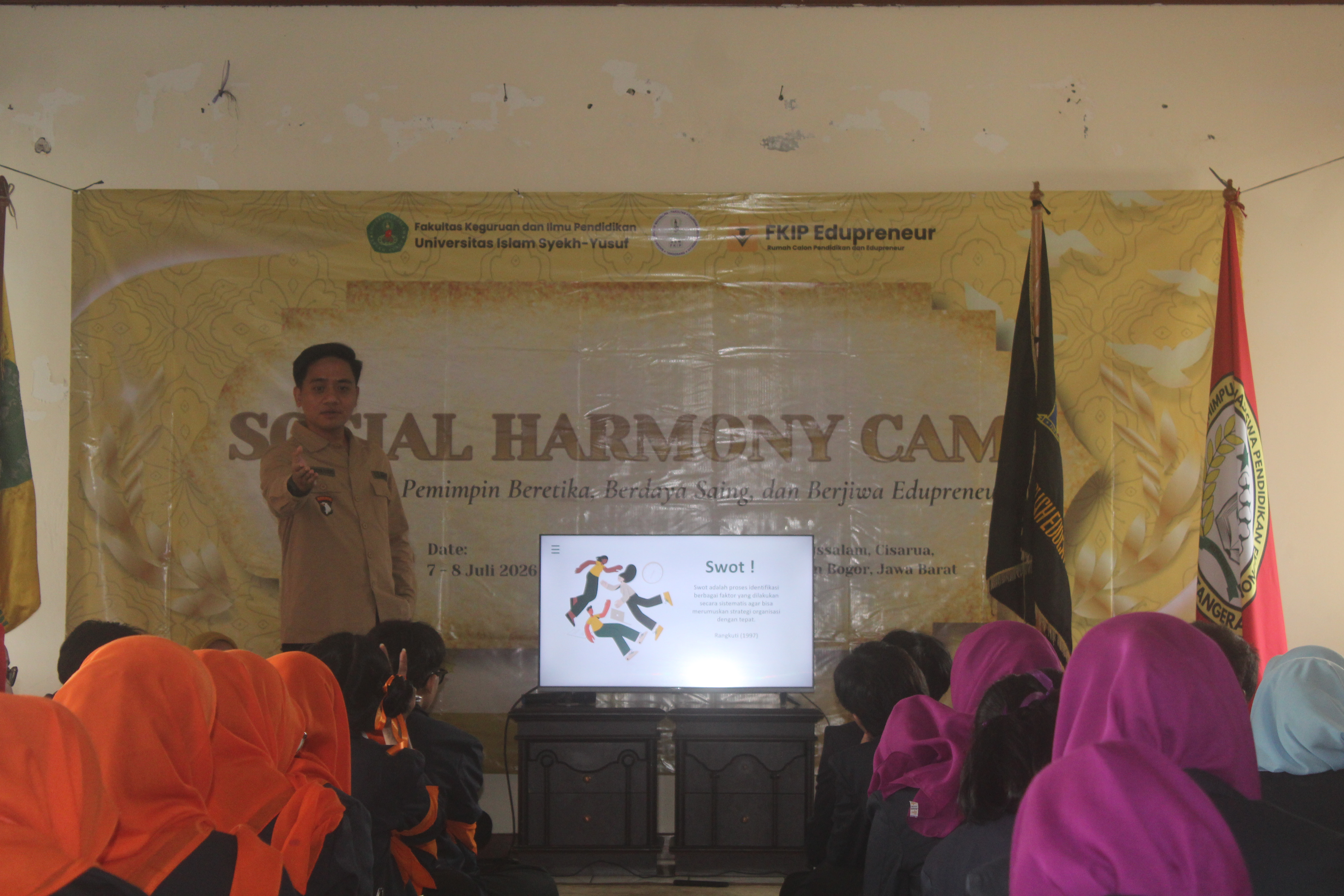 Mahasiswa mengikuti aktivitas Social Harmony Camp FKIP UNIS