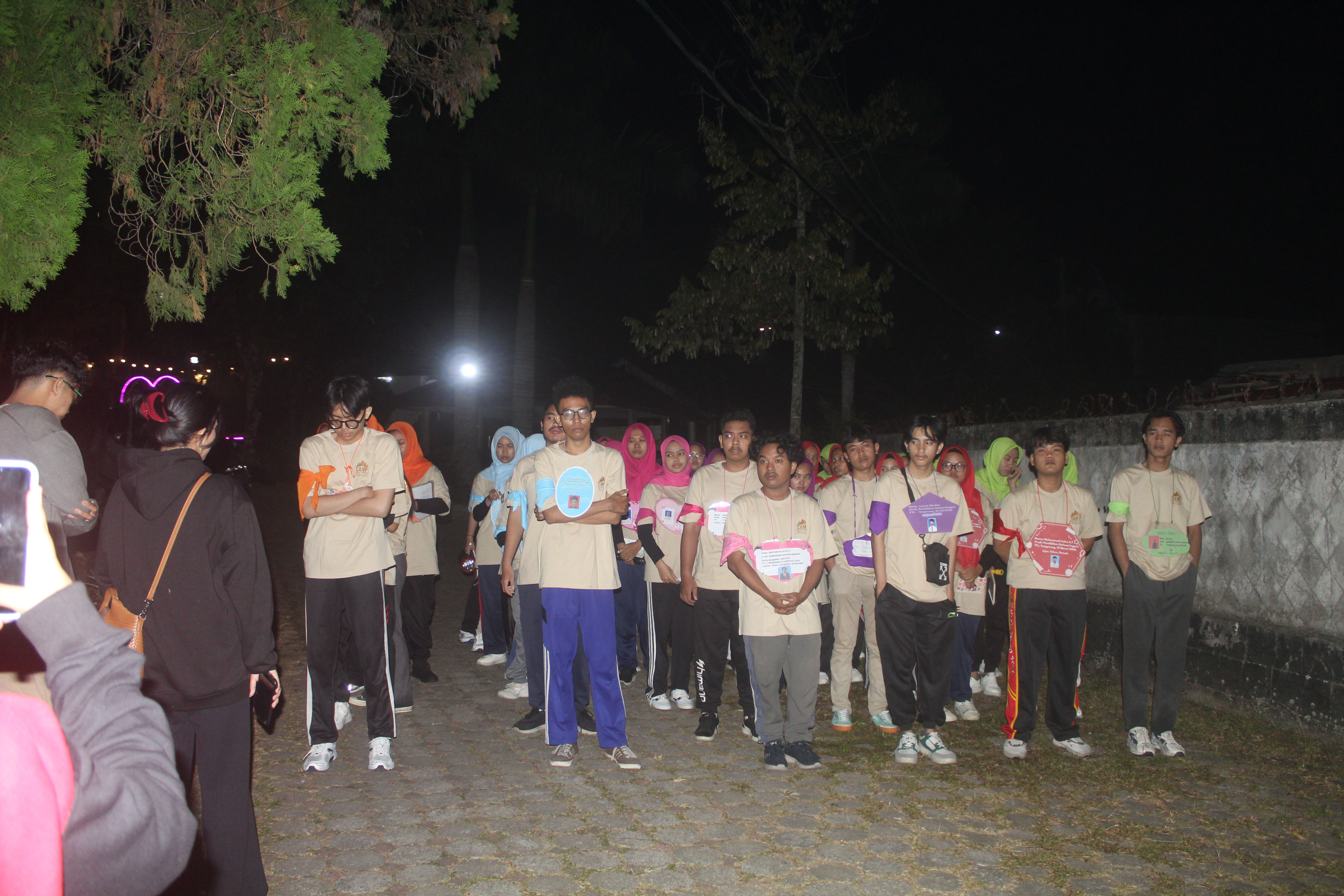 Kebersamaan mahasiswa FKIP UNIS pada akhir kegiatan Social Harmony Camp
