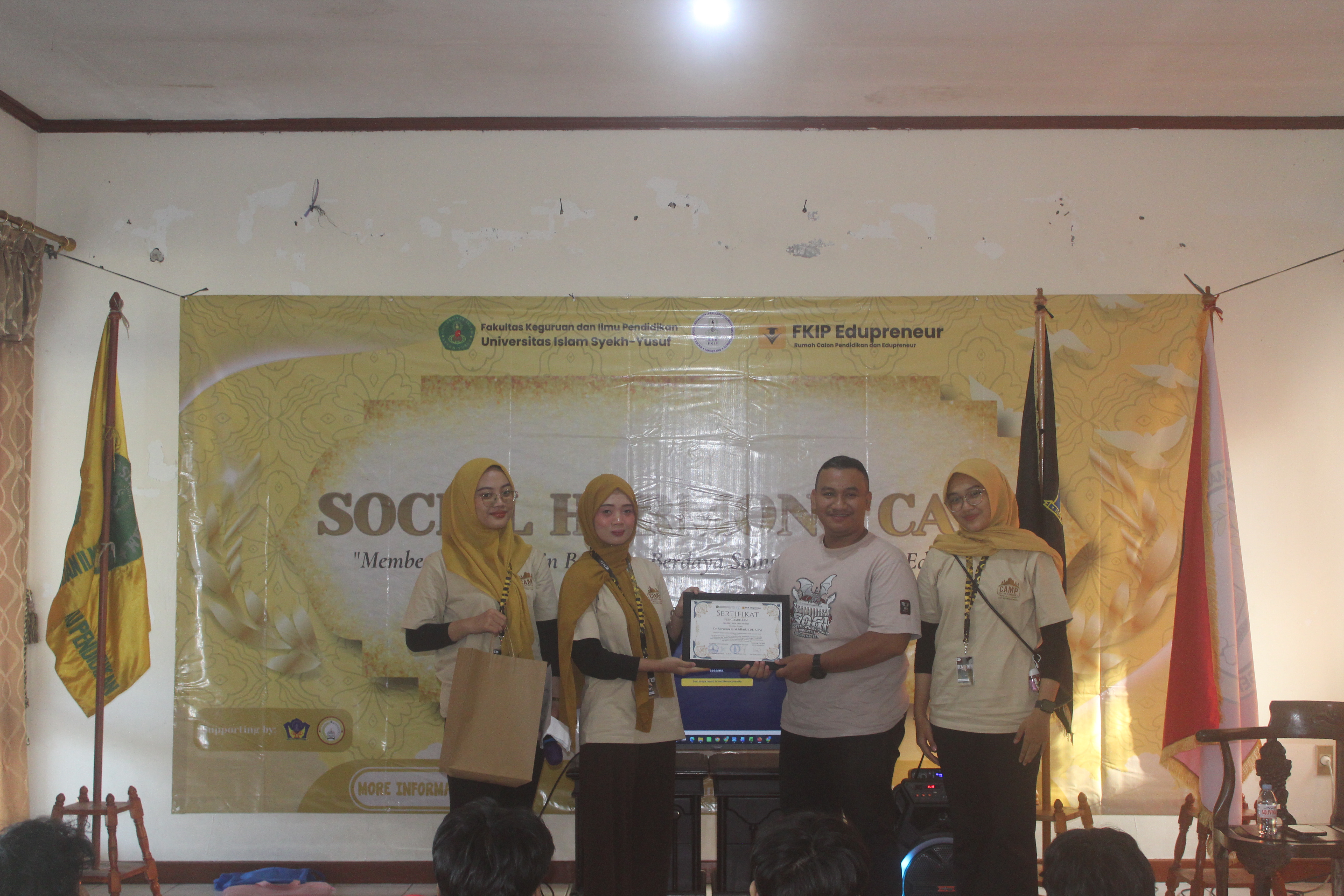 Kebersamaan mahasiswa FKIP UNIS dalam Social Harmony Camp 2026