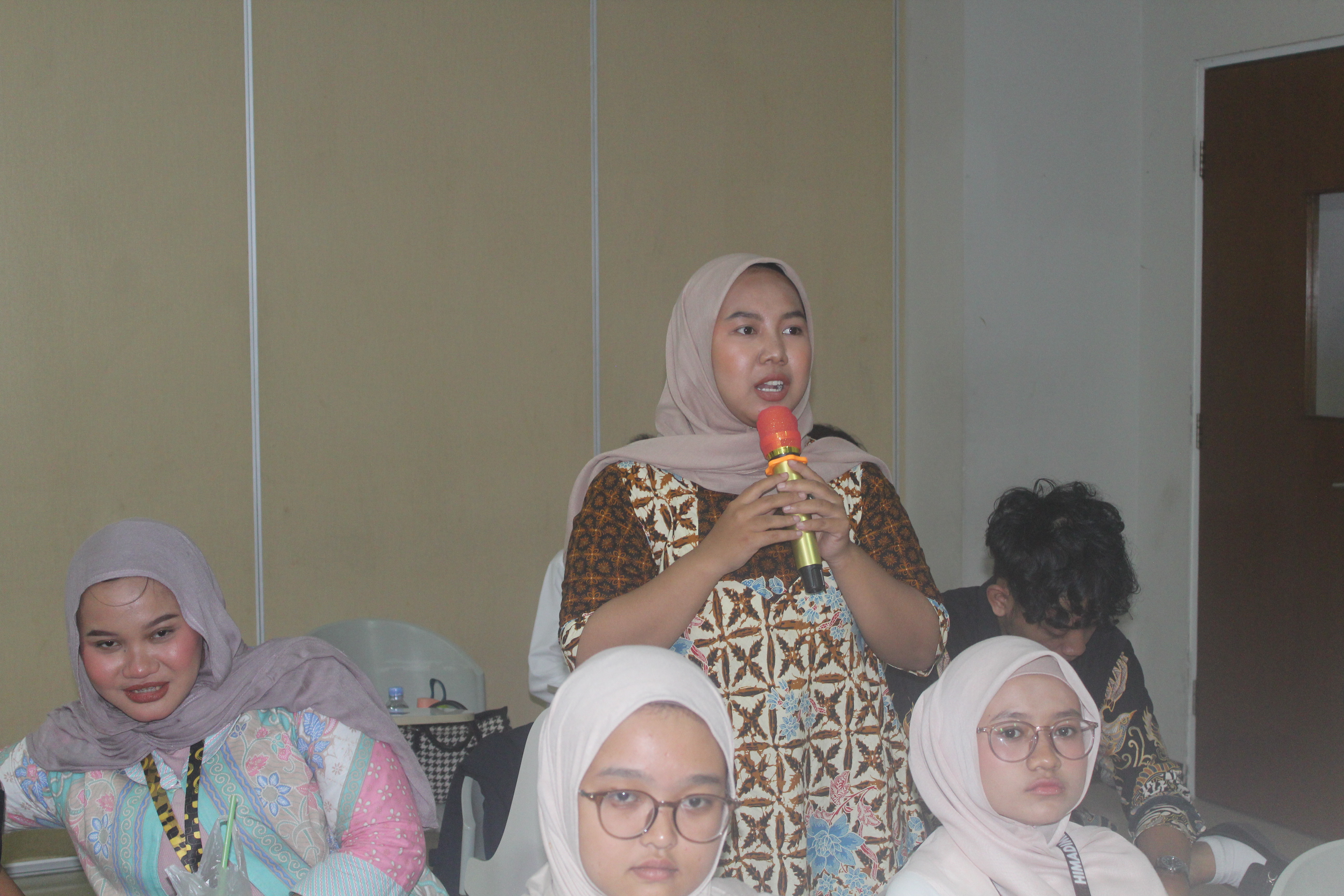 Interaksi mahasiswa dalam seminar literasi keuangan FKIP UNIS