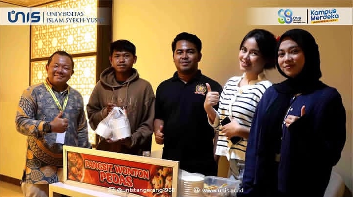 Interaksi mahasiswa dengan pengunjung pada Bazaar Edupreneur FKIP UNIS 2024