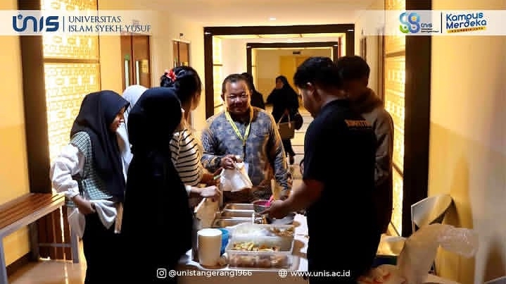 Aktivitas mahasiswa pada Bazaar Edupreneur FKIP UNIS 2024