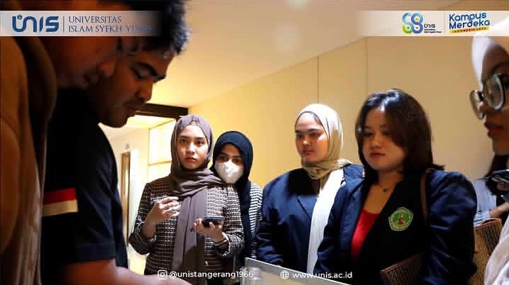 Mahasiswa memperkenalkan produk pada Bazaar Edupreneur FKIP UNIS 2024
