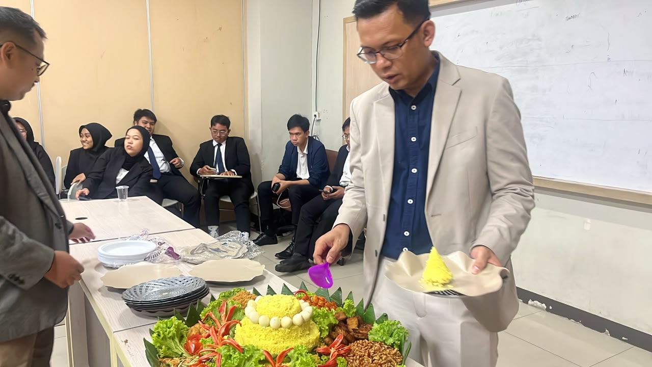 Dekan FKIP UNIS melakukan potong tumpeng