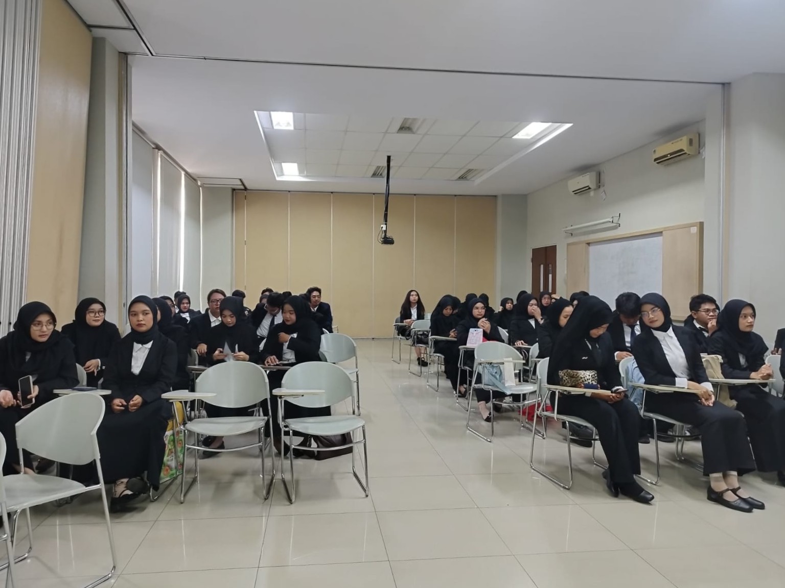 Suasana Yudisium FKIP UNIS sisi kiri