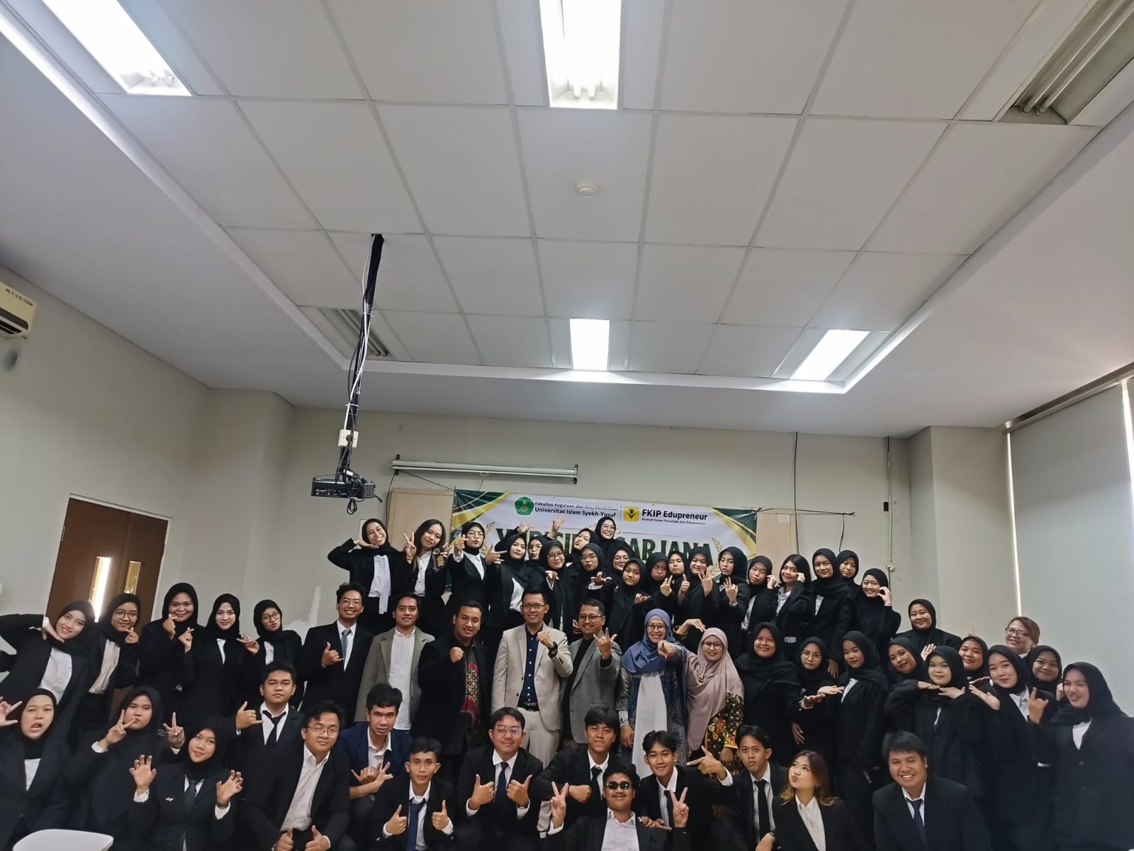 Foto bersama keluarga besar FKIP UNIS