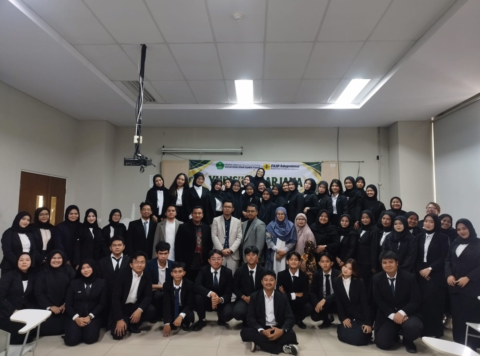 Foto bersama formal Yudisium FKIP UNIS 2026