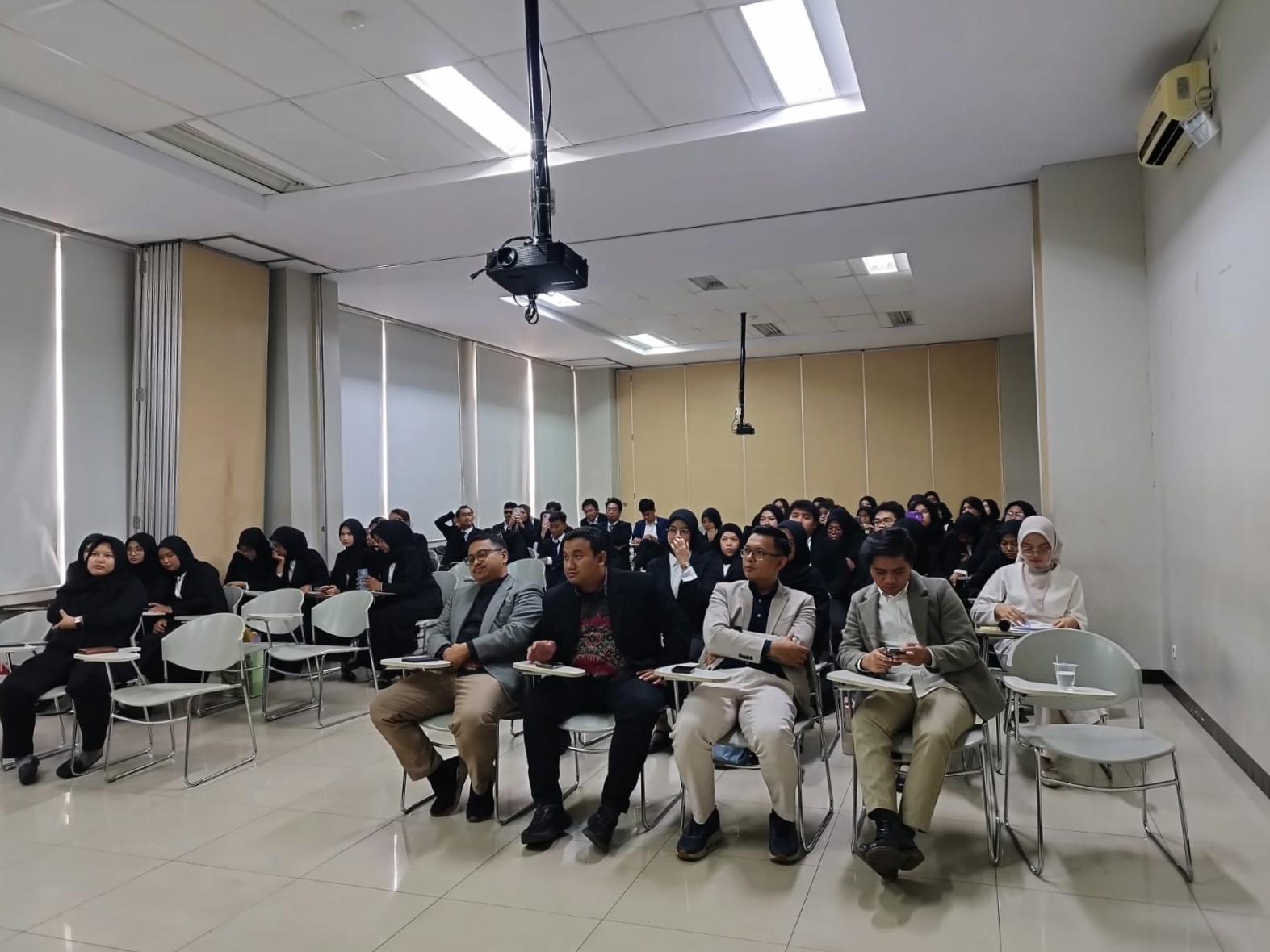 Suasana Yudisium FKIP UNIS sisi kanan