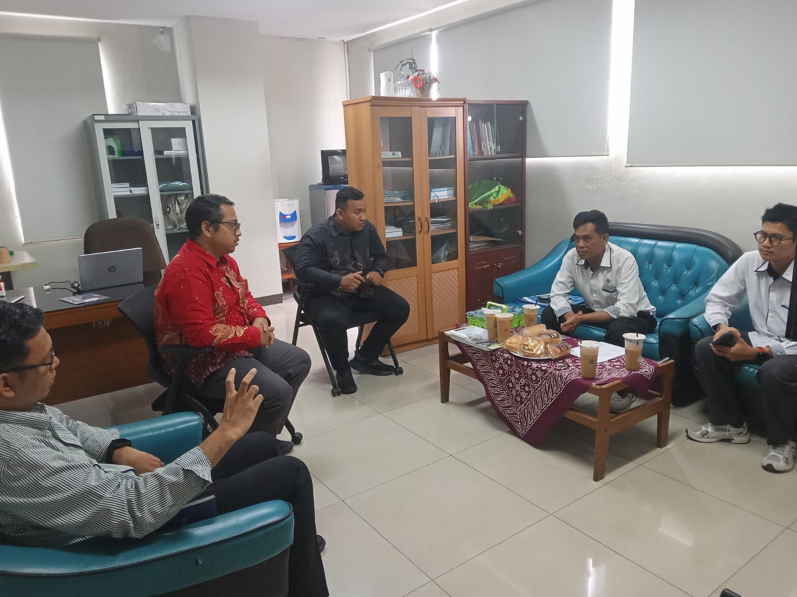 Diskusi bersama untuk mendukung pengembangan keterampilan dan kesiapan mahasiswa