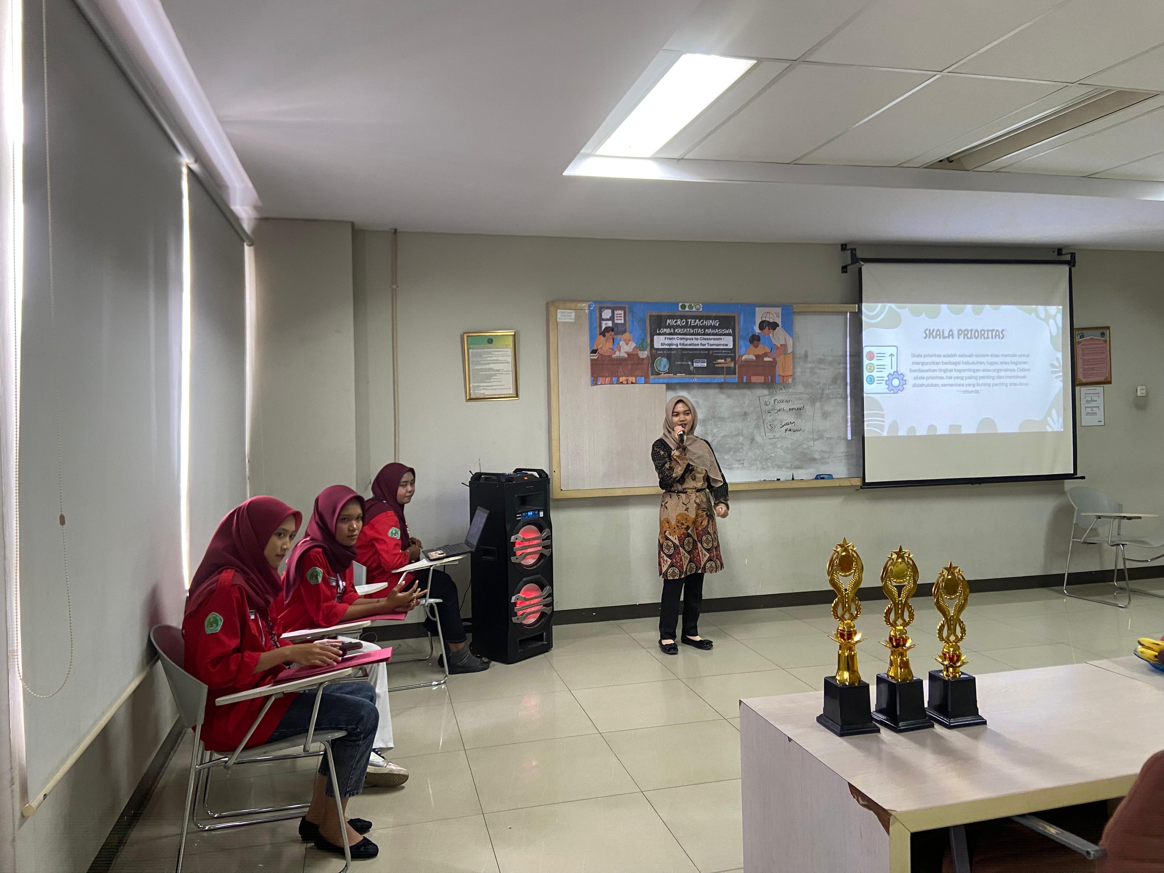 Peserta Lomba Micro Teaching HIMADIMI FKIP UNIS melakukan praktik mengajar