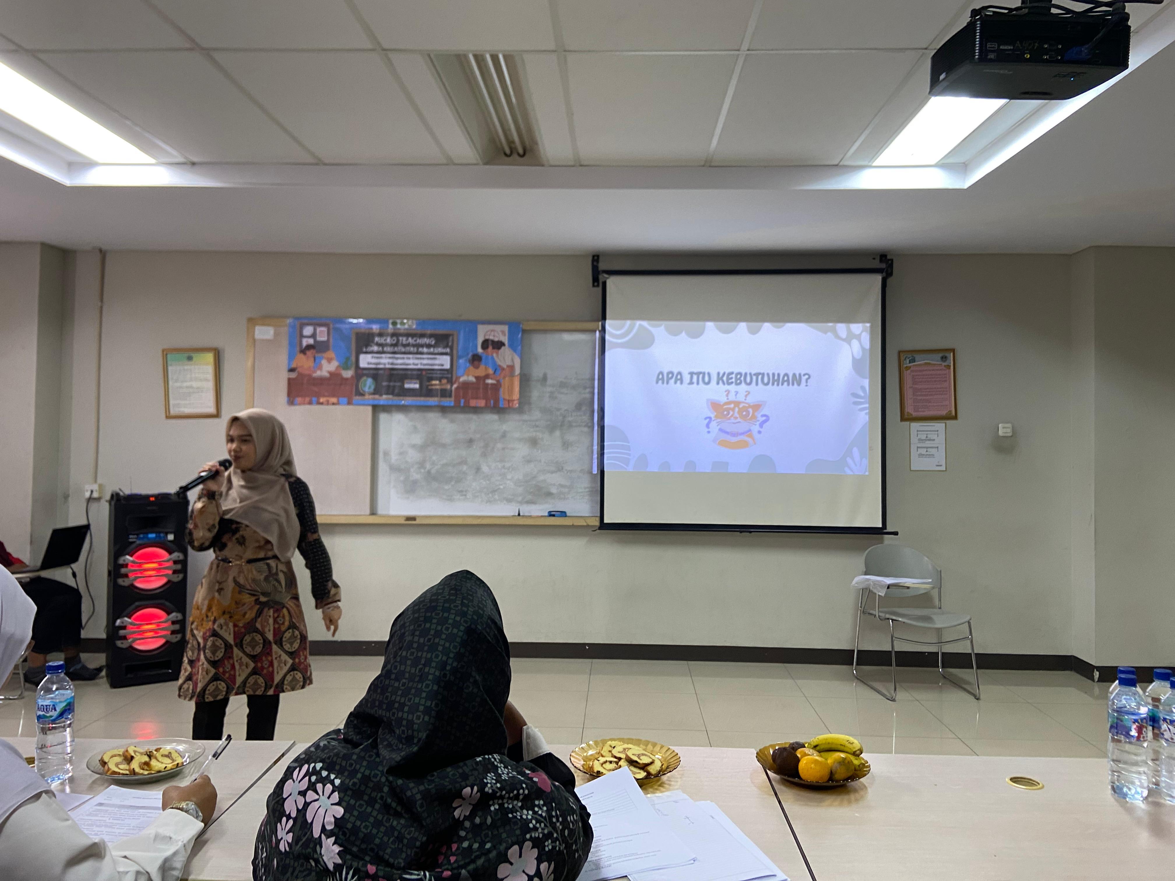 Peserta Lomba Micro Teaching HIMADIMI FKIP UNIS menyampaikan materi