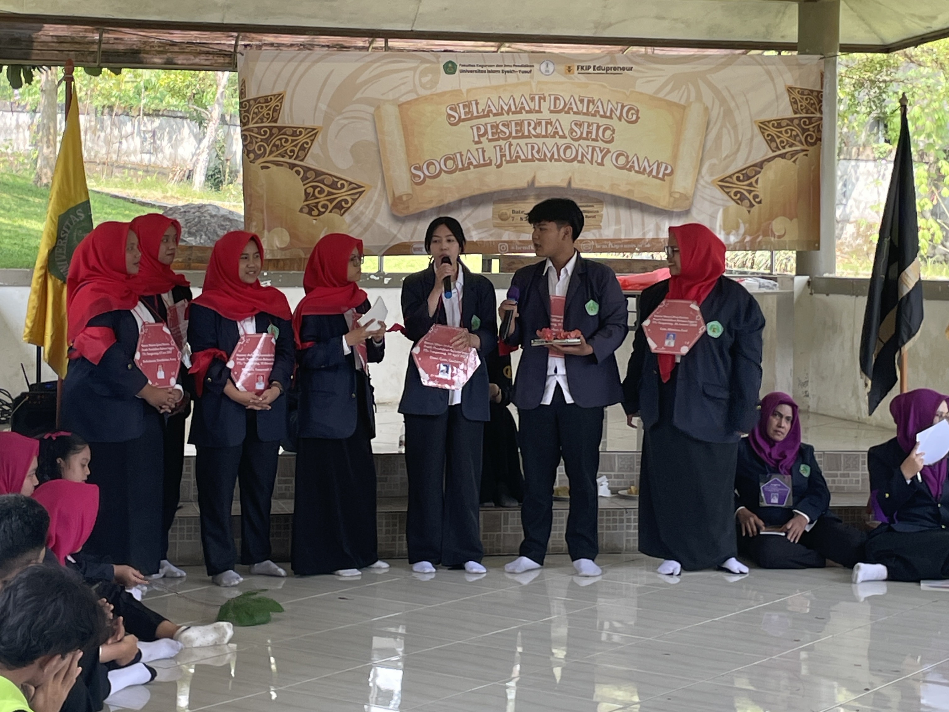 Aktivitas mahasiswa dalam Social Harmony Camp FKIP UNIS